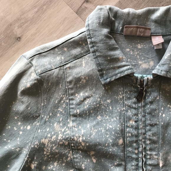 CHICO'S sz 2 Tie Dye Ombre Bleach Dyed Denim Jean Jacket Scruntchy Sleeve Cuffs - Picture 2 of 8